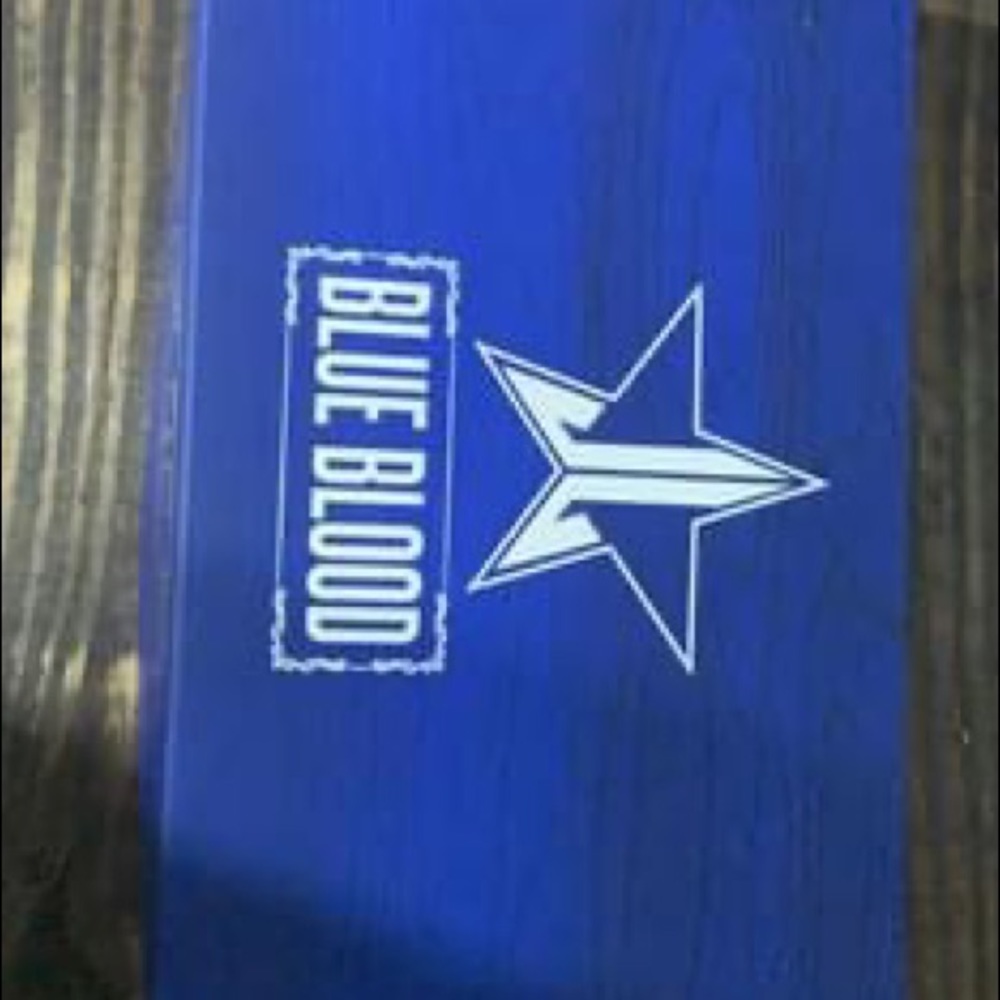 Jeffree Star blue blood palette
